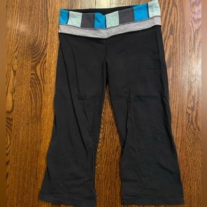 Lululemon Women's Grove Cropped Reversible Legging‎ Size 6 Black Teal-Flared Leg